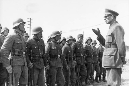 https://www.spiegel.de/fotostrecke/ueberlaeufer-andrej-wlassow-stalins-held-wird-hitlers-general-fotostrecke-145249.html